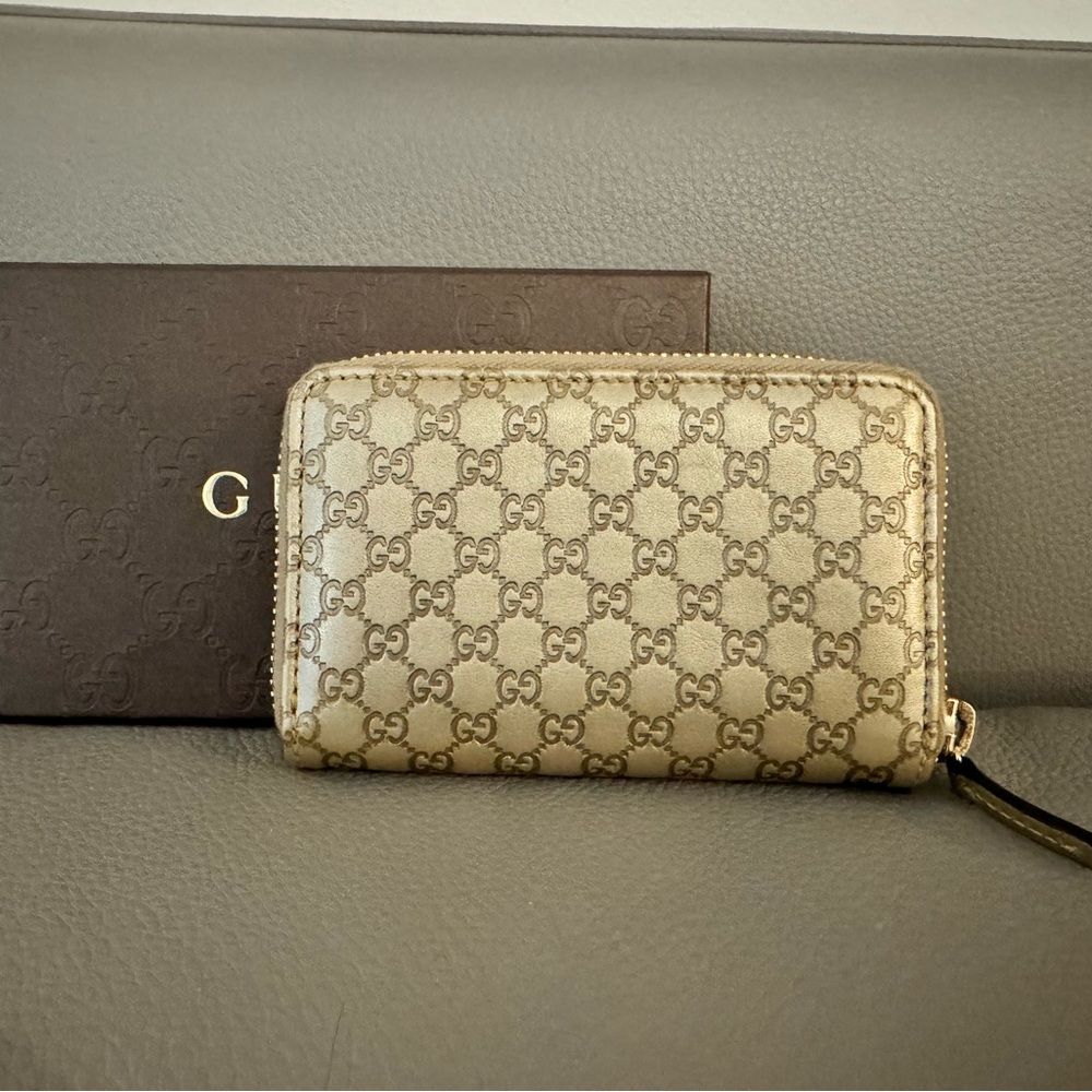 Gucci microguccissima zip around card case